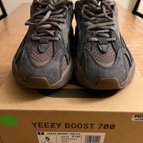 Yeezy 700 v2 Mauve - Picture 4 of 13